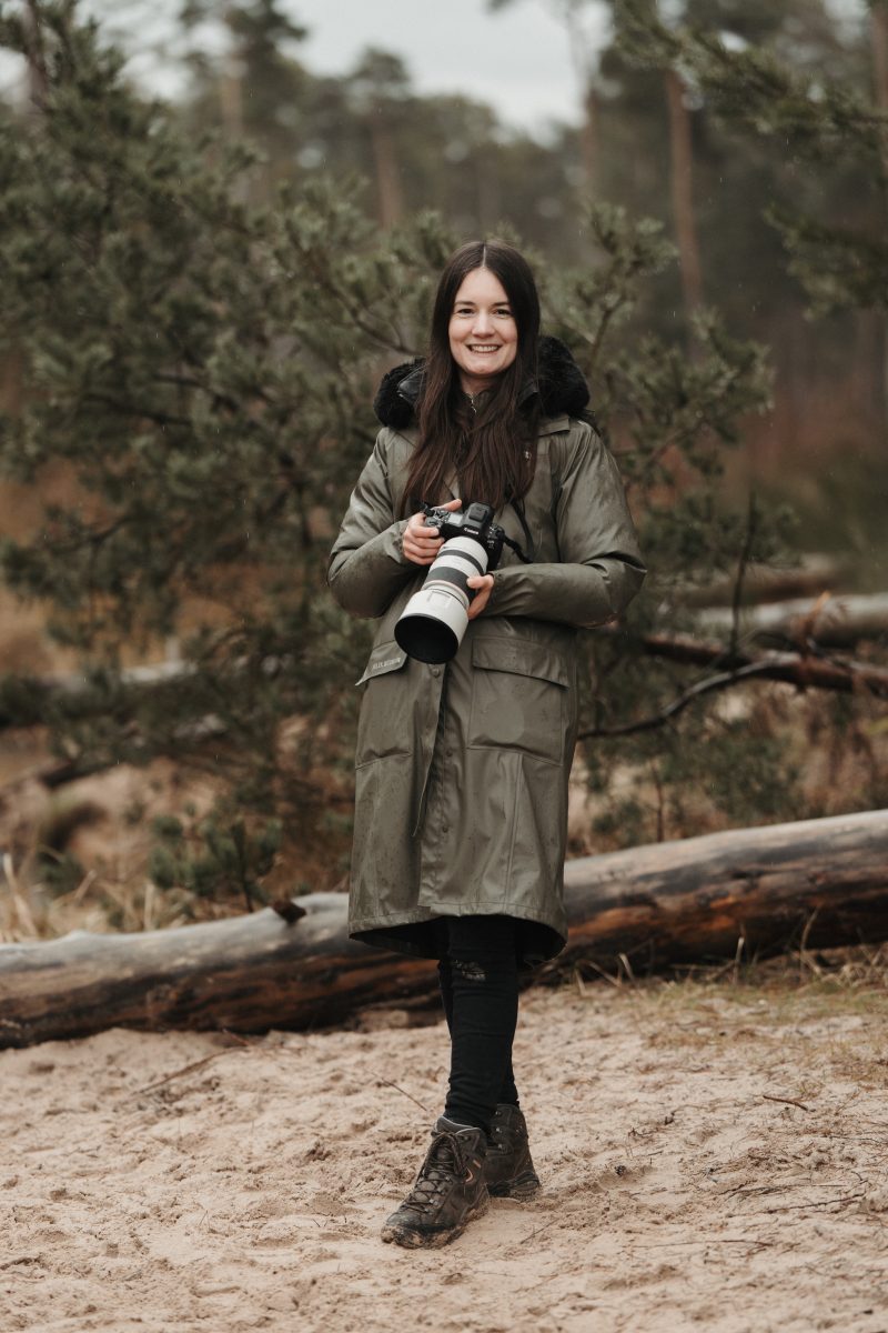 Fotografin mit Kamera in der Natur